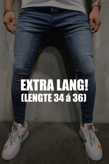 Vooraanzicht extra lange denim heren skinny jeans van stretch stof en voorzien van broekzakken, knoopsluiting en riemlussen.