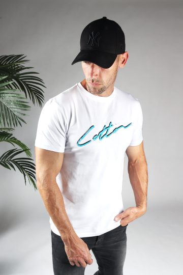 Rechter zijaanzicht heren T-shirt in witte kleur, met ronde hals en gemaakt van katoen lycra mix stof. Het T-shirt is voorzien van een straight fit pasvorm en het Cotton-logo op de borst in het blauw en zwart. Het model draagt een pet en kijkt naar rechts.