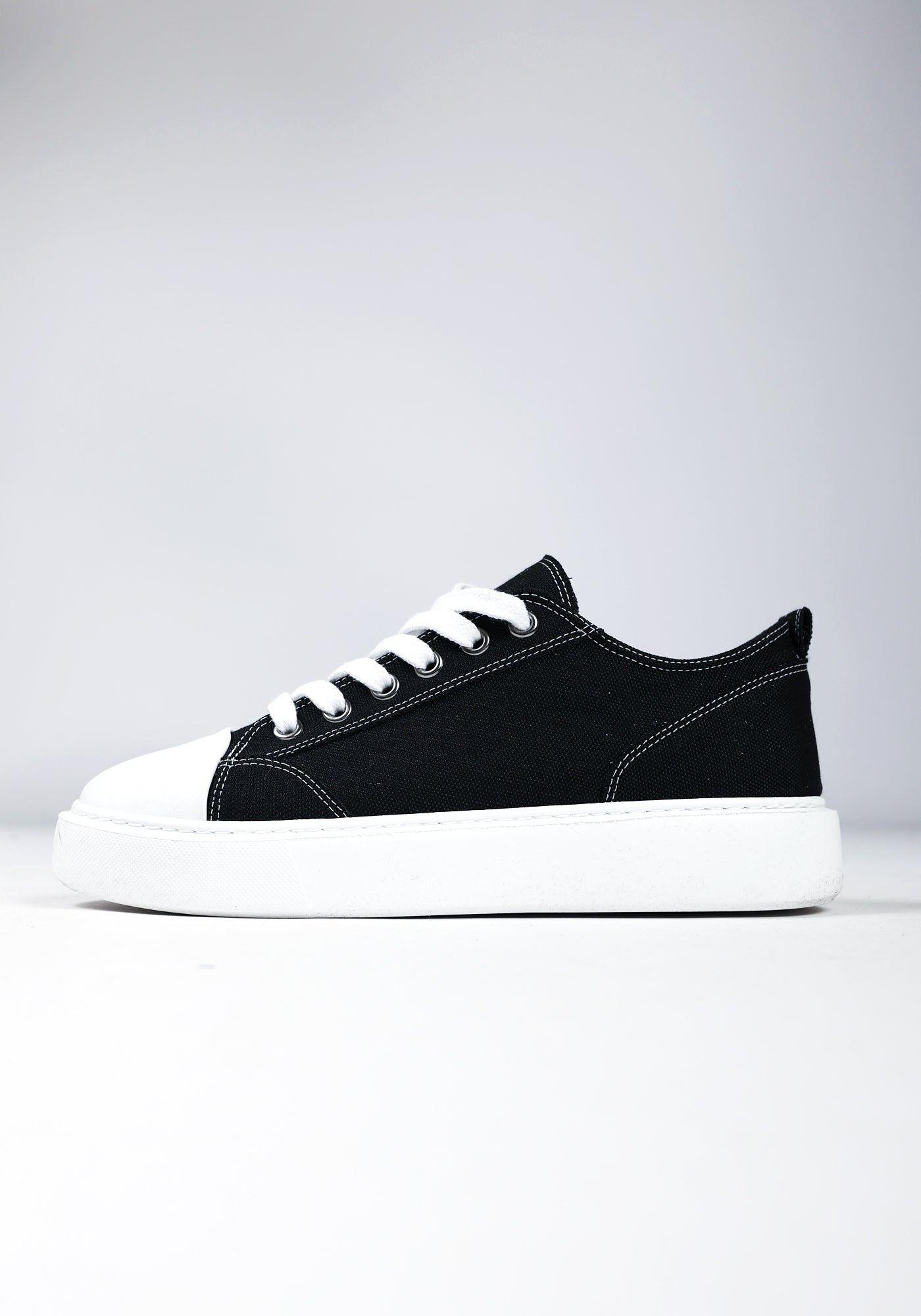 https://cdn.shopify.com/s/files/1/0935/6315/8909/files/THE_PITCHER--CD1107-BLACK_WHITE-1.jpg?v=1771526677 Cotton District THE PITCHER BLACK/WHITE
