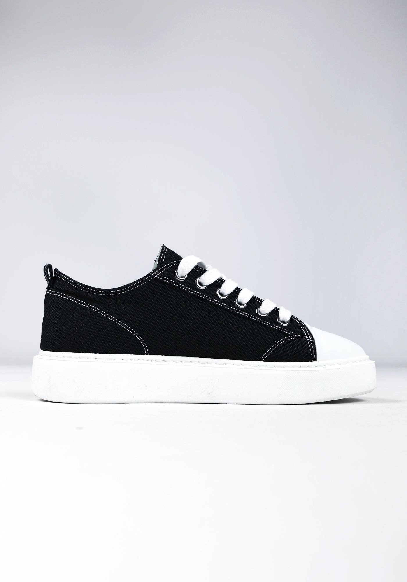 https://cdn.shopify.com/s/files/1/0935/6315/8909/files/THE_PITCHER--CD1107-BLACK_WHITE-2.jpg?v=1771526678 Cotton District THE PITCHER BLACK/WHITE